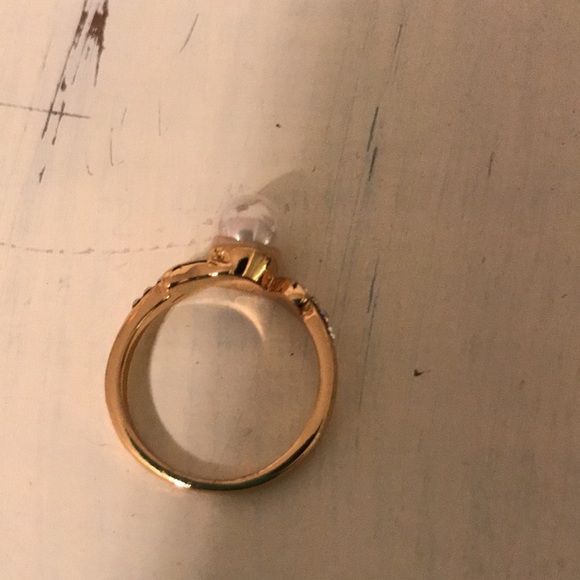 Pearl and rhinestone ring new without tags, size 7 1/2, gold tone setting - Picture 6 of 6